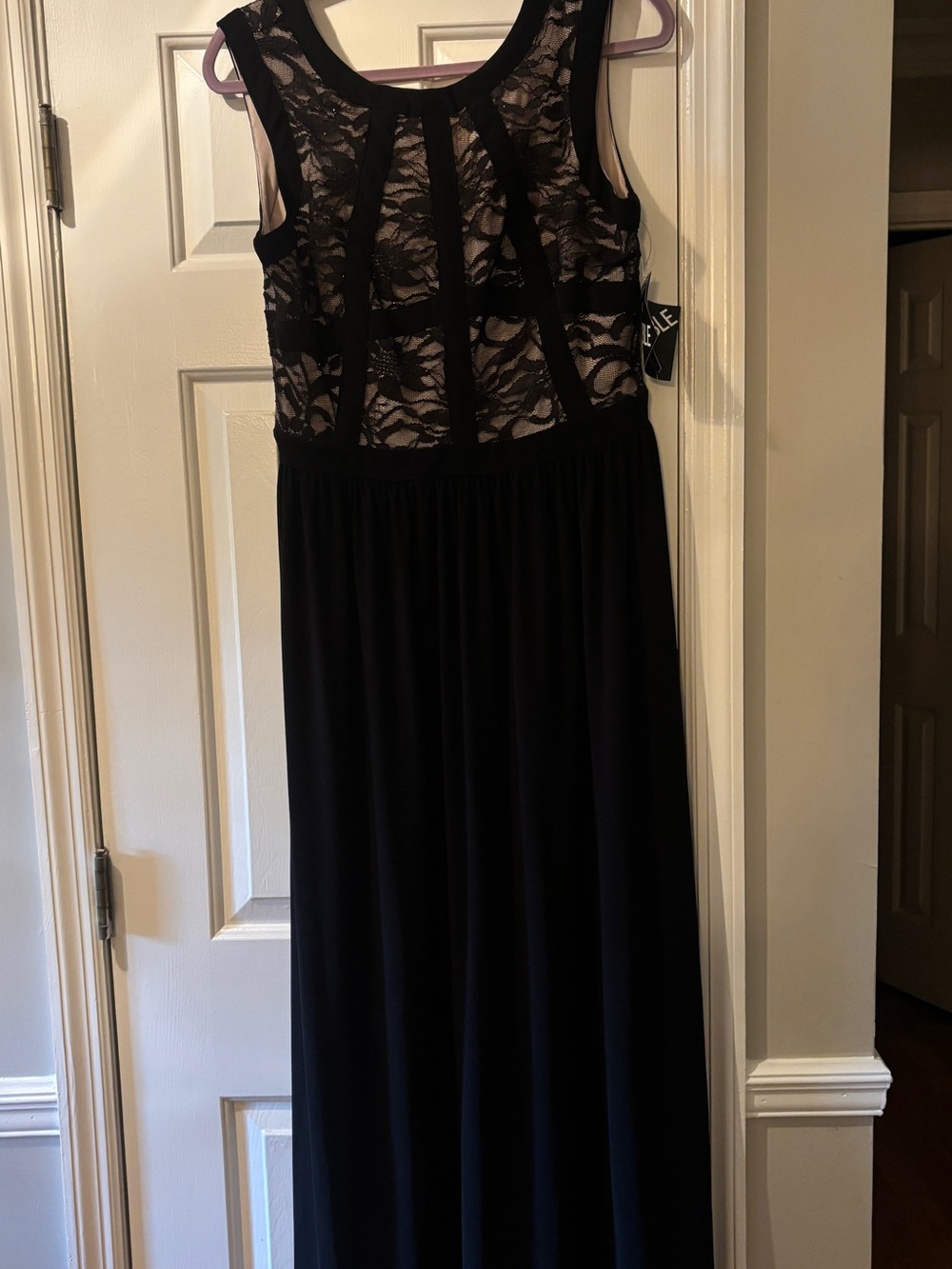 JM Richard’s Elegant Black Lace Maxi Dress - Sleeveless Evening Gown